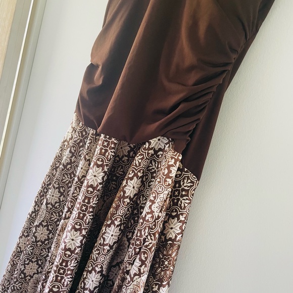 Flowy, Flowery, and Satiny Dress - Picture 4 of 9